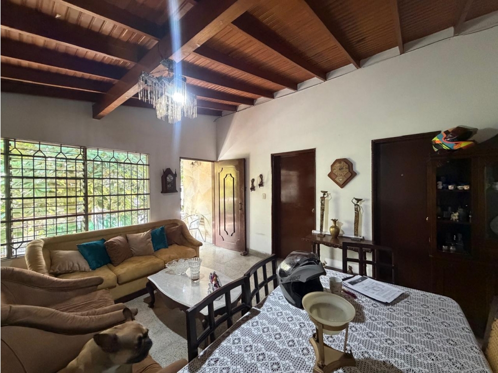 CASA EN LAURELES ,LAS ACACIAS
