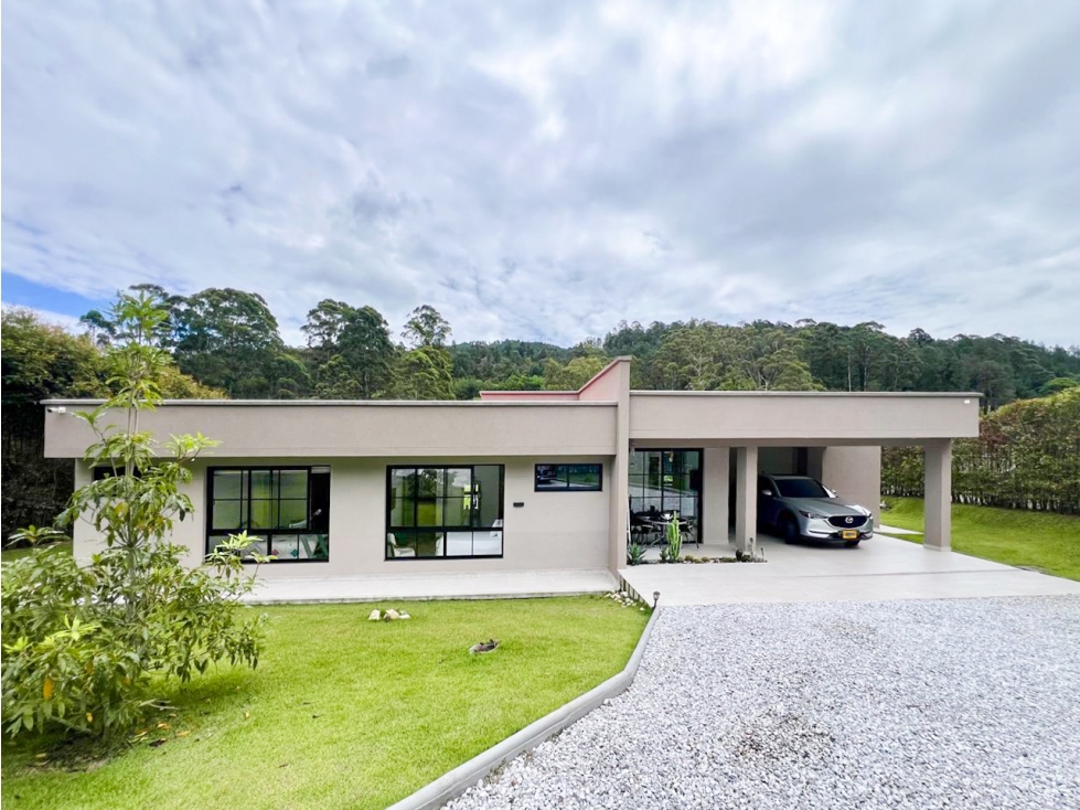 Moderna Casa de Solo Un Nivel, en Venta en Llanogrande
