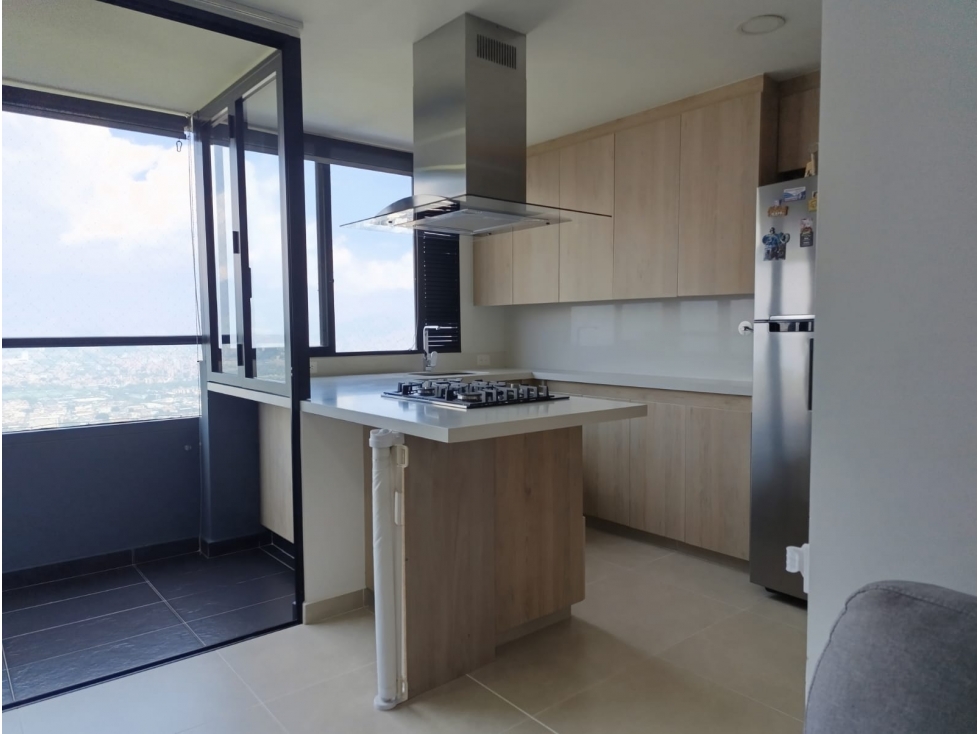 Apartamento con hermosa vista a la ciudad en palmas poblado