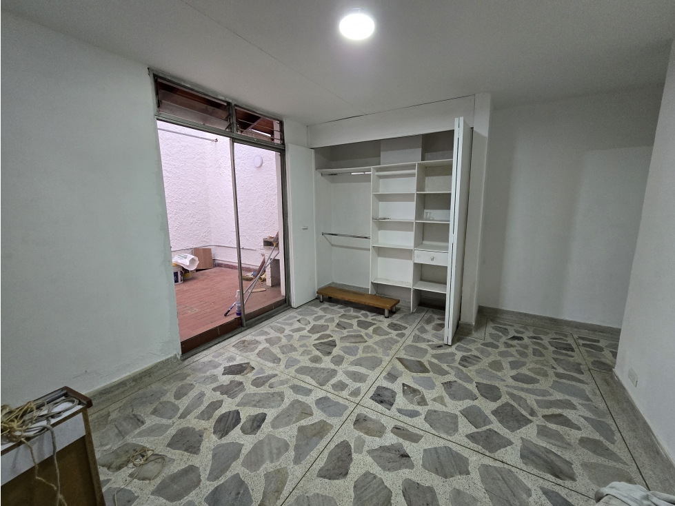 ¡Aparta estudio con patio para remodelar en Suramericana! — foto 3