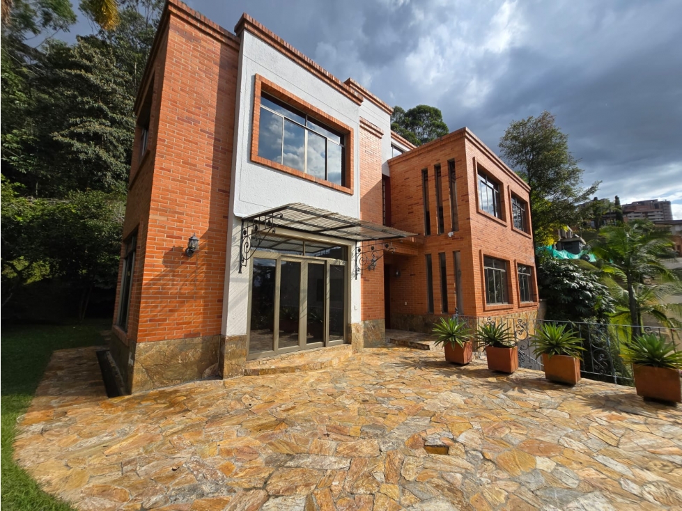 VENTA LUJOSA CASA CON ASCENSOR Y JACUZZI EN EL POBLADO — foto 3