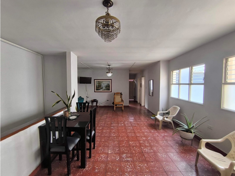 APARTAMENTO CON EXCELENTE UBICAION - 4 HABITACIONES. — foto 2