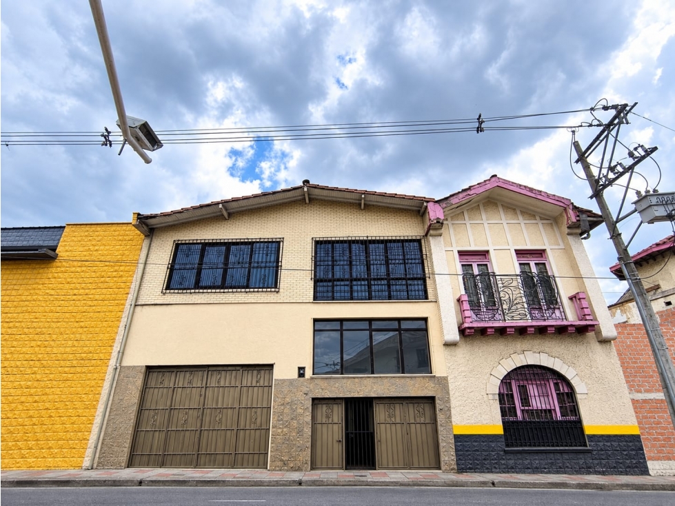 CASA LOTE, ALTA MIXTURA - SECTOR: PRADO CENTRO, VIA PRINCIPAL.