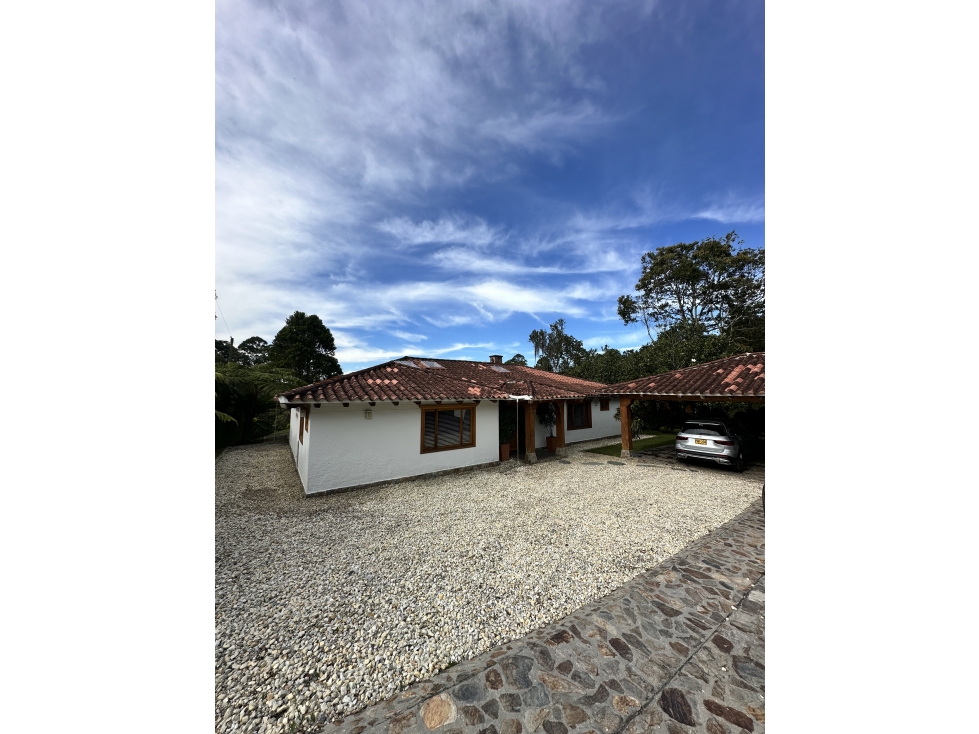Joya de Llanogrande: Finca de Estilo Español en la Vía Don Diego