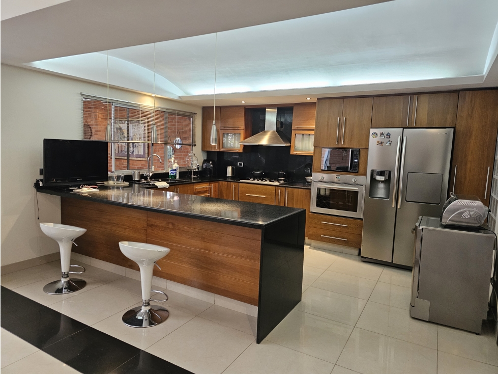 Casa de 3 pisos en unidad cerrada Sabaneta — foto 2