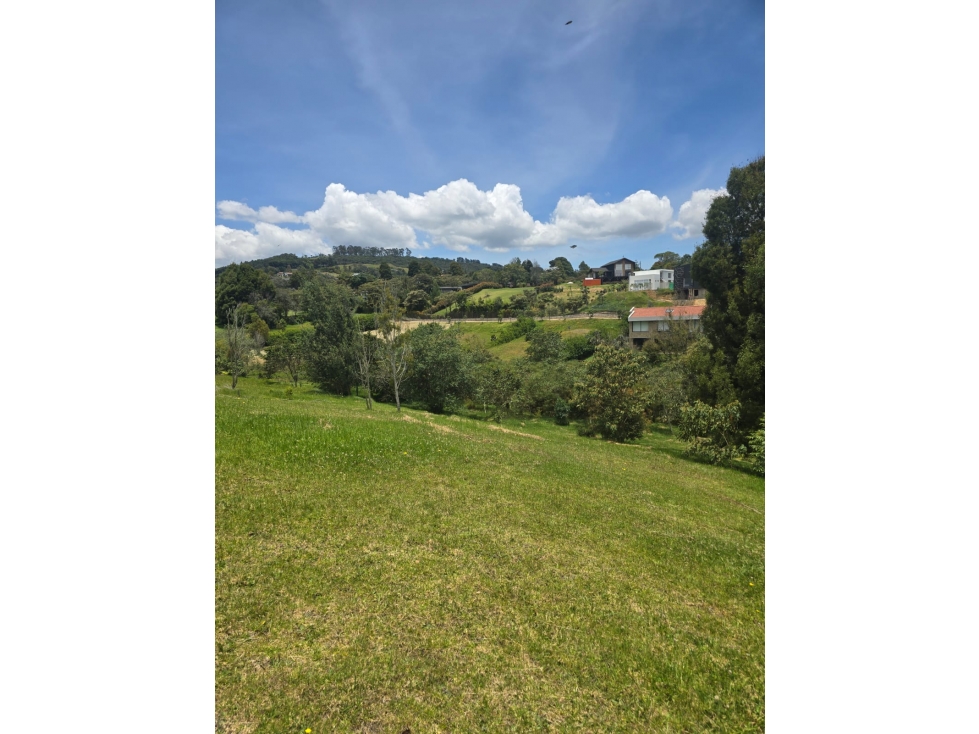 Hermoso lote en Alto de Las Palmas en unidad exclusiva. — foto 2