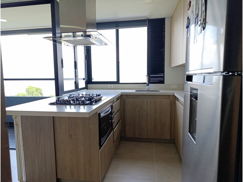 Apartamento con hermosa vista a la ciudad en palmas poblado — foto 2