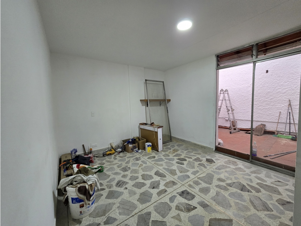 ¡Aparta estudio con patio para remodelar en Suramericana! — foto 2