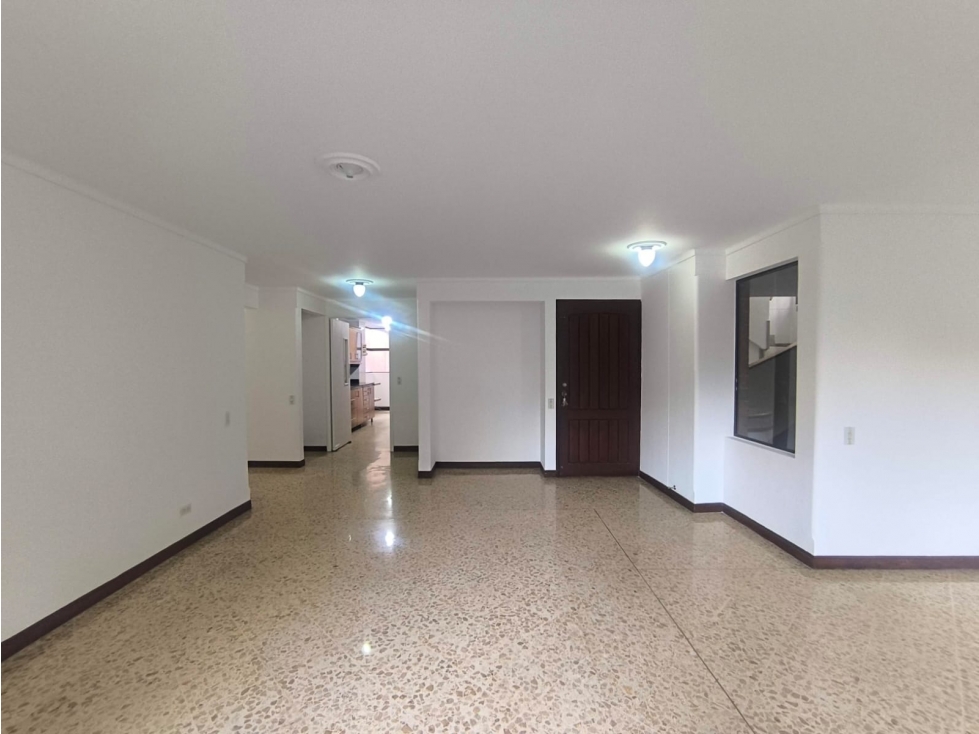 EXCELENTE UBICACIÓN Y DISTRIBUCIÓN, EN ZONA MUY TRANQUILA. — foto 2