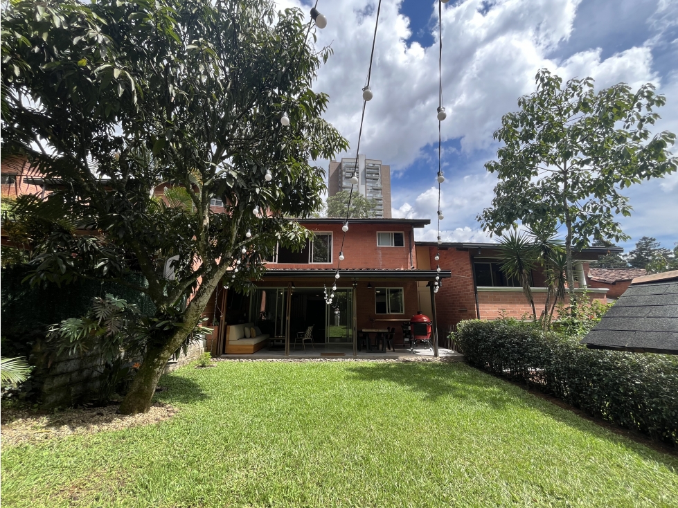 Casa remodelada con hermosa zona verde en la Transversal Superior