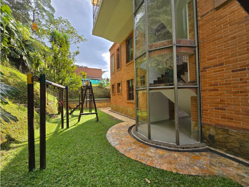 VENTA LUJOSA CASA CON ASCENSOR Y JACUZZI EN EL POBLADO — foto 4