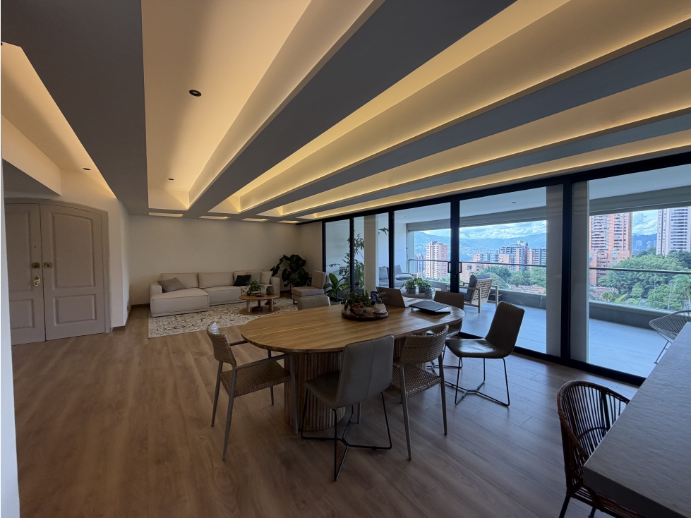 Apartamento de 294 m2 remodelado con acabados de lujo en el Poblado