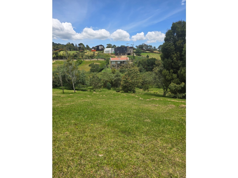 Hermoso lote en Alto de Las Palmas en unidad exclusiva. — foto 3