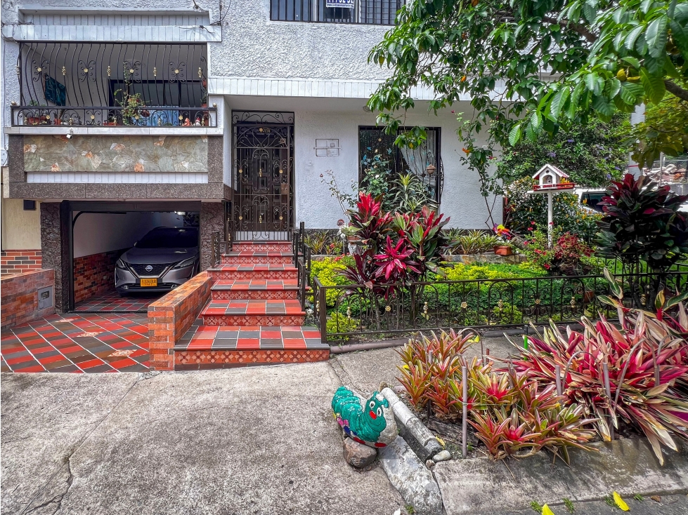 CASA DE 279M2 CON ANTEJARDÍN EN BELÉN, CERCA A LA 33. — foto 2