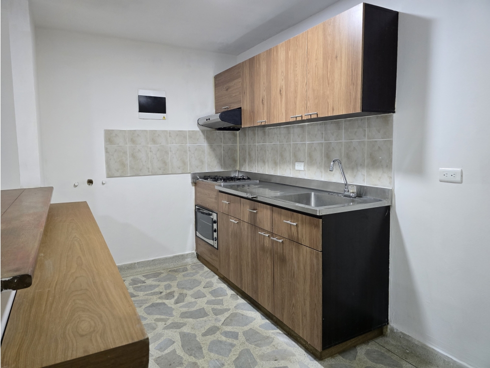 ¡Aparta estudio con patio para remodelar en Suramericana!