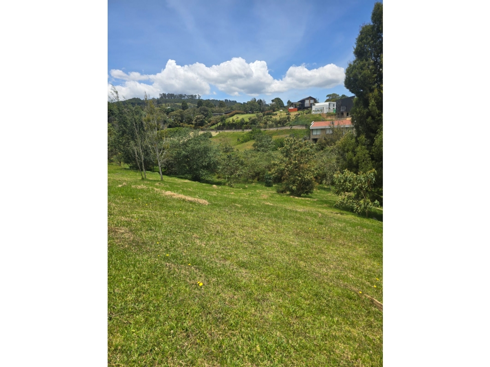 Hermoso lote en Alto de Las Palmas en unidad exclusiva. — foto 5