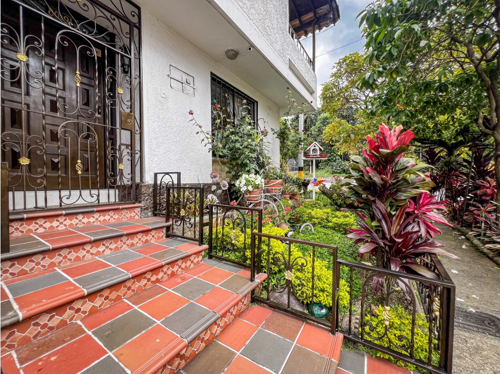 CASA DE 279M2 CON ANTEJARDÍN EN BELÉN, CERCA A LA 33.