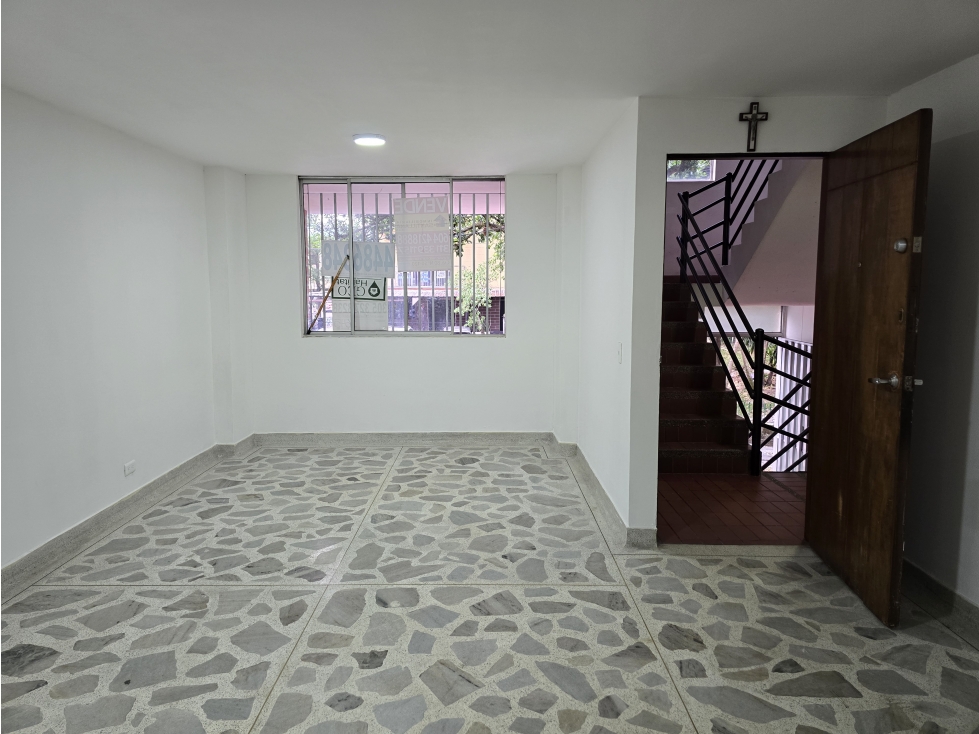 ¡Aparta estudio con patio para remodelar en Suramericana! — foto 4
