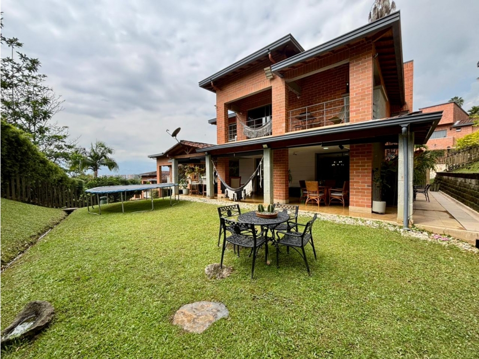 Casa en venta con excelente distribución, Loma del chocho-Envigado