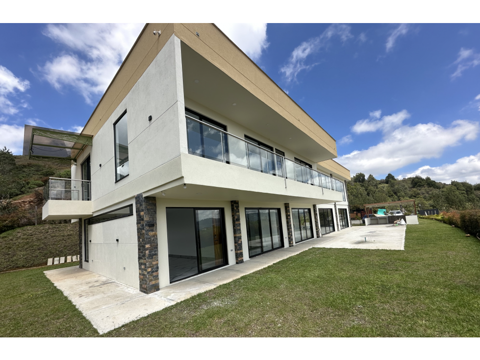 CASA DE LUJO PARA ESTRENAR CERCA AL AEROPUERTO JMC