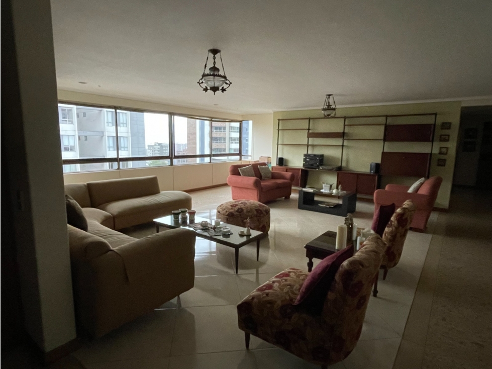 Apartamento con gran potencial para remodelar, Castropol Poblado.