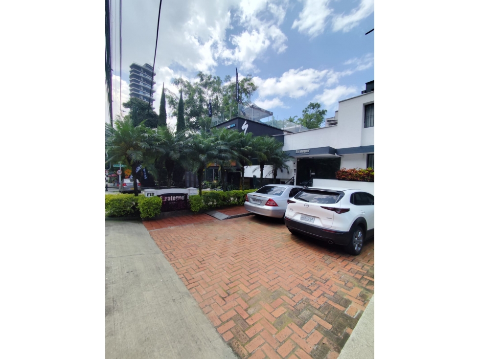 Se arrienda o se vende oficina en el poblado
