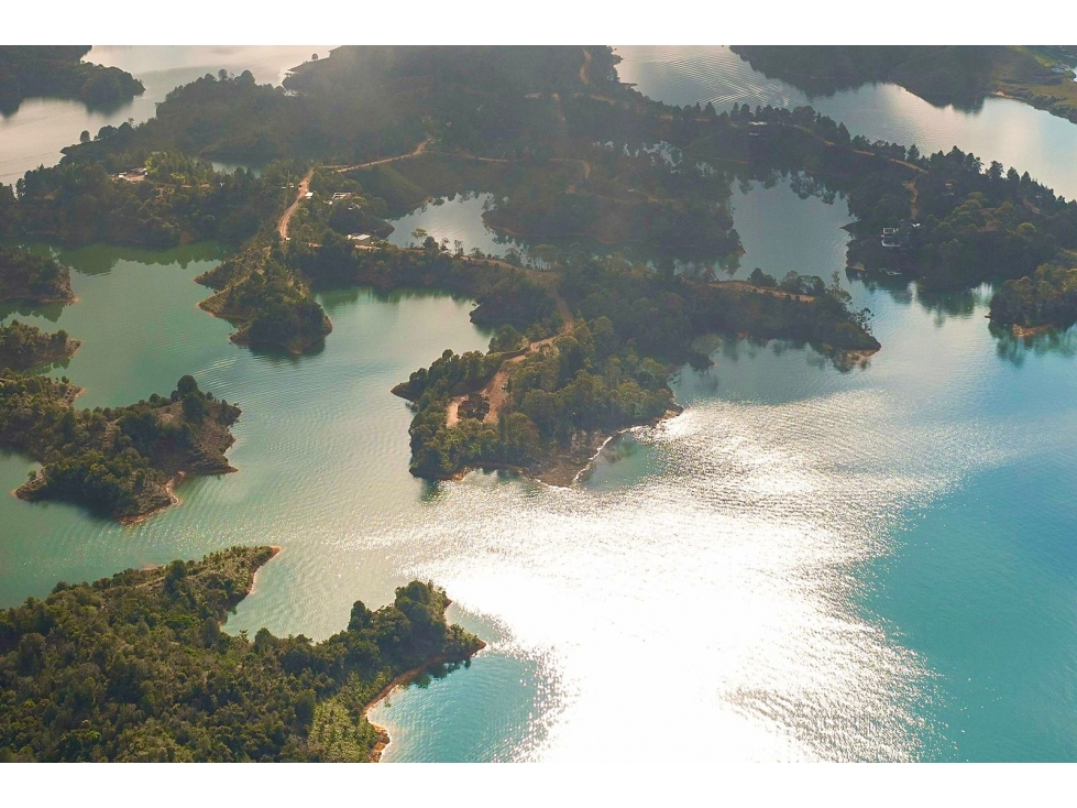 VENTA DE LOTE EN UNIDAD CERRADA, CON SALIDA AL EMBALSE - GUATAPE
