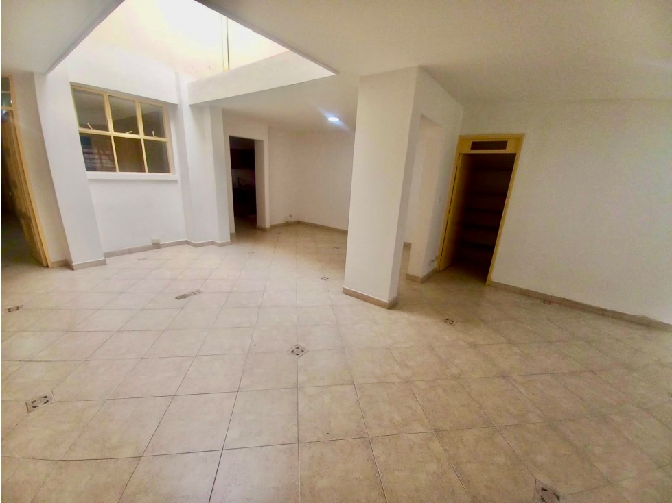 VENTA DE CASA BIFAMILIAR (PRIMER PISO) EN LAURELES, PARA INVERSIÓN