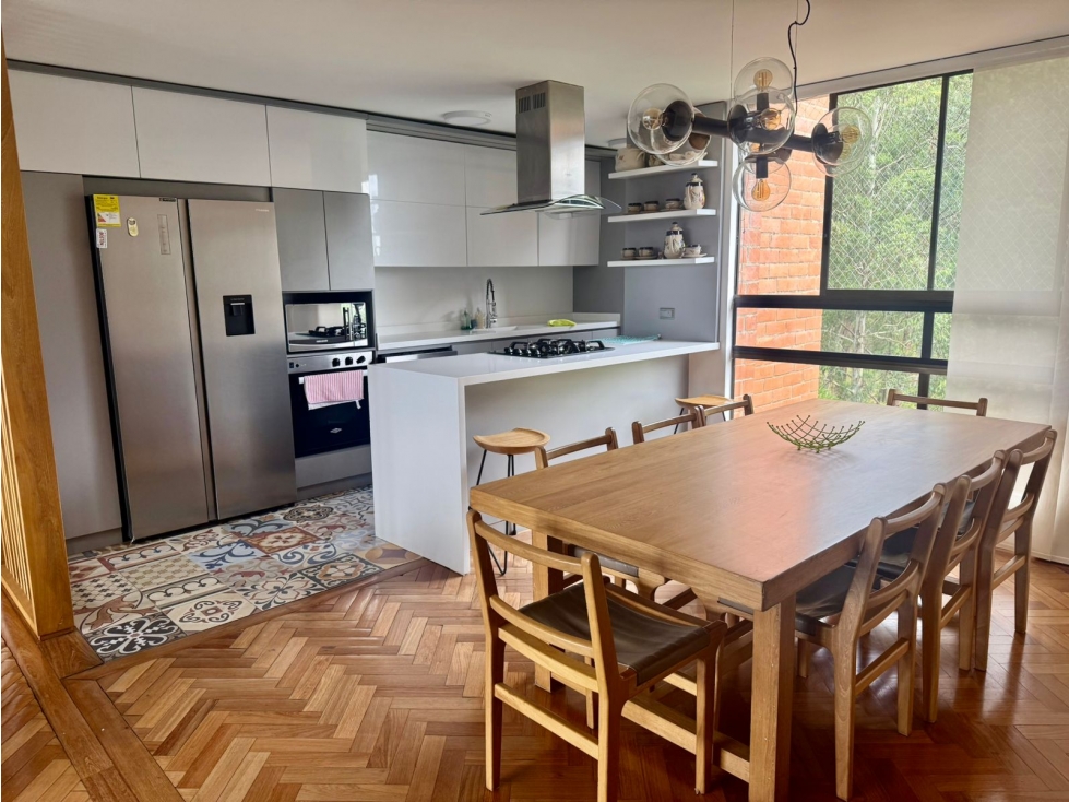 VENTA DE APARTAMENTO REMODELADO EN EL POBLADO, SECTOR EL TESORO