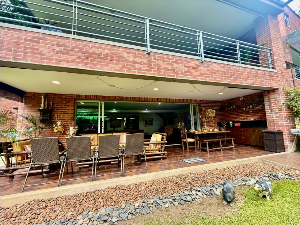 VENTA DE HERMOSA CASA EN ENVIGADO, SECTOR LOMA LOS BENEDICTINOS — foto 5