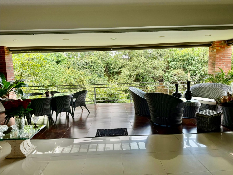 VENTA DE HERMOSA CASA EN ENVIGADO, SECTOR LOMA LOS BENEDICTINOS — foto 4