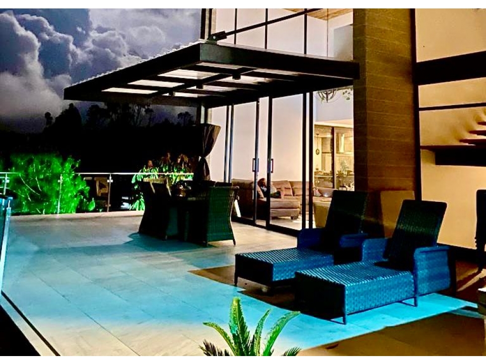 VENTA DE ESPECTACULAR CASA AMOBLADA EN GUATAPE CON SALIDA AL EMBALSE