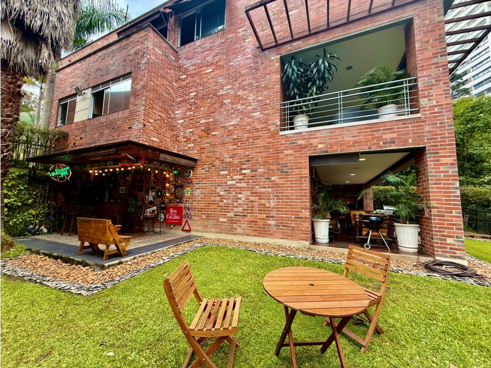 VENTA DE HERMOSA CASA EN ENVIGADO, SECTOR LOMA LOS BENEDICTINOS — foto 2