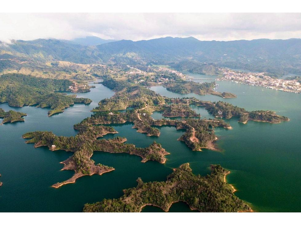VENTA DE LOTE EN UNIDAD CERRADA, CON SALIDA AL EMBALSE - GUATAPE