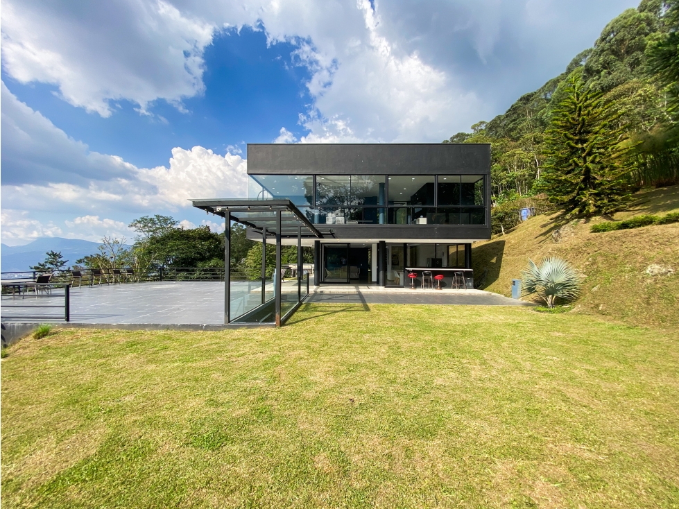 Casa en venta y Arriendo en Envigado Transversal de la Montaña