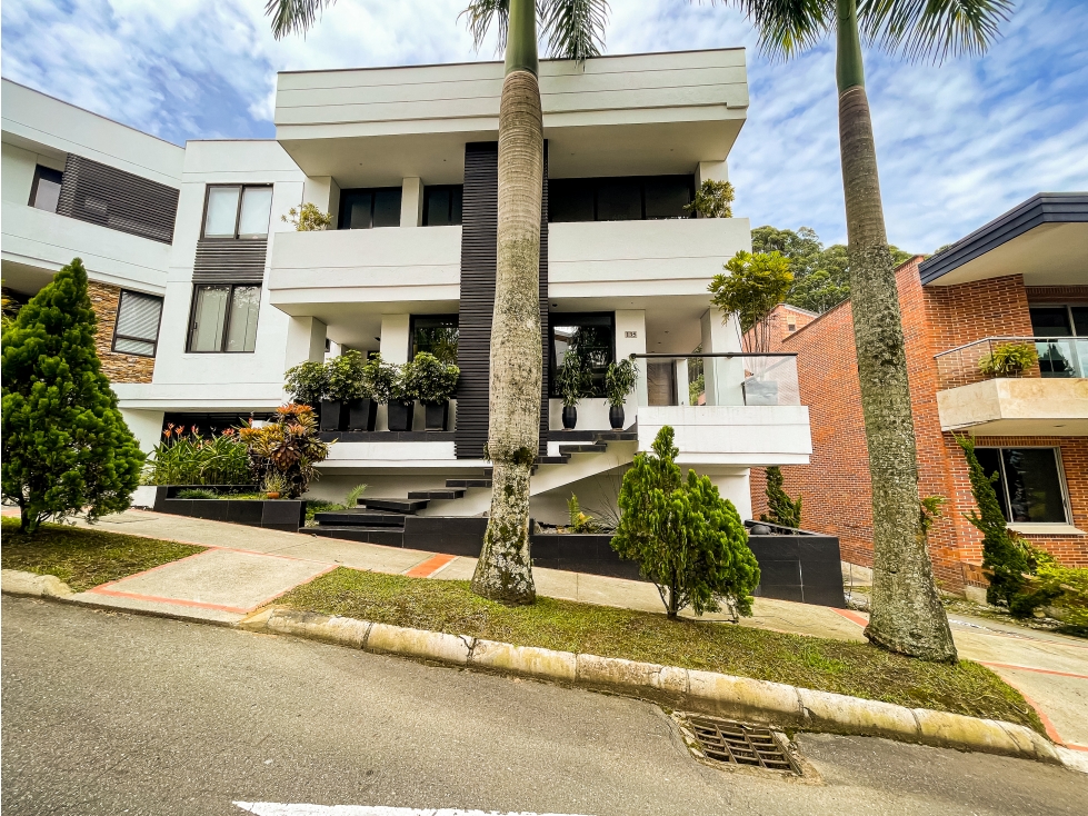Casa de 3 niveles disponible para la venta y renta palmas
