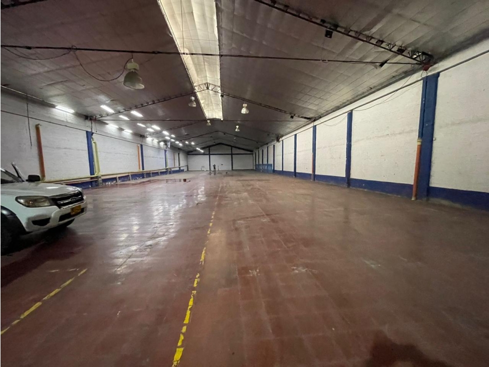 Bodega en venta, sector Belén / 1368 m²