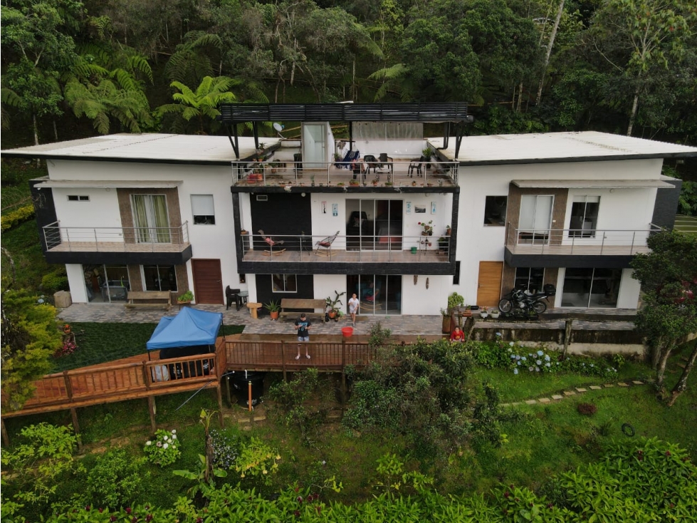 Casa bifamiliar ubicada en Envigado, sector La Catedral