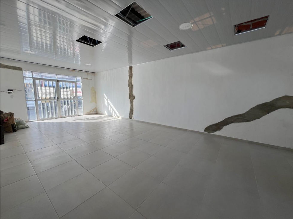 LOCAL EN EXCELENTE SECTOR COMERCIAL - 1