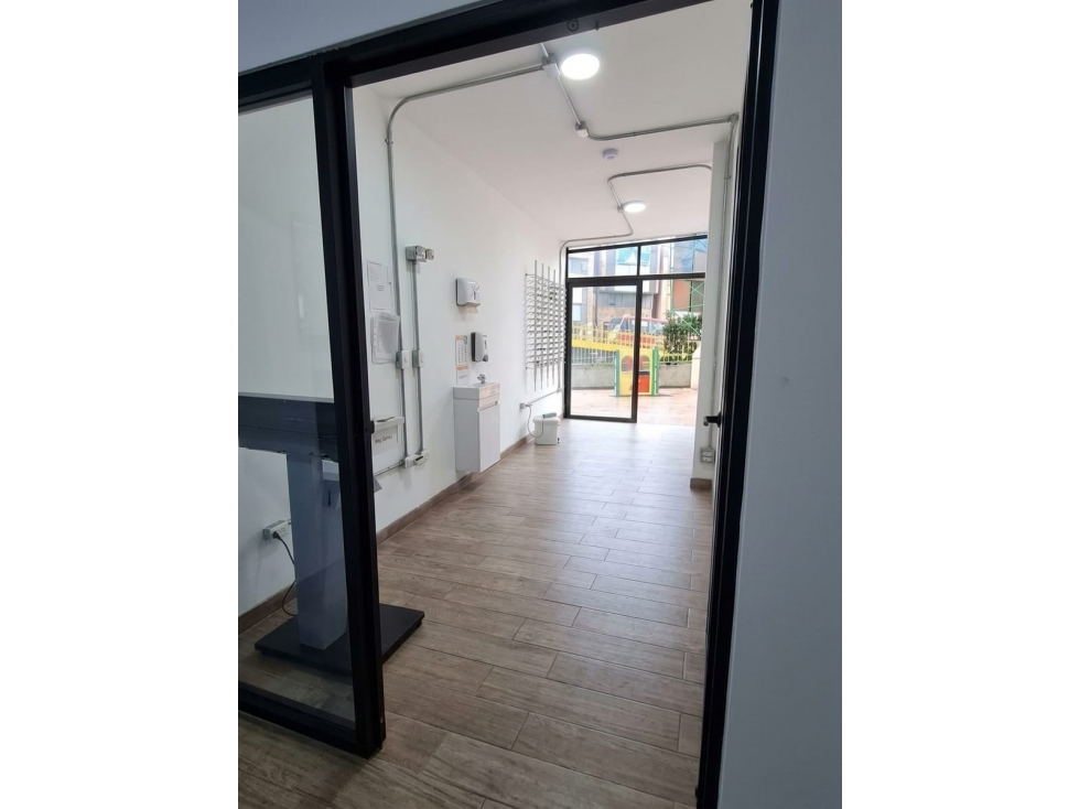 SE VENDE LOCAL CENTRO COMERCIAL - 3