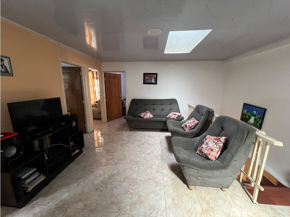 CASA CON 2 LOCALES + APARTAMENTO | INVERSIÓN CON RENTA ACTIVA