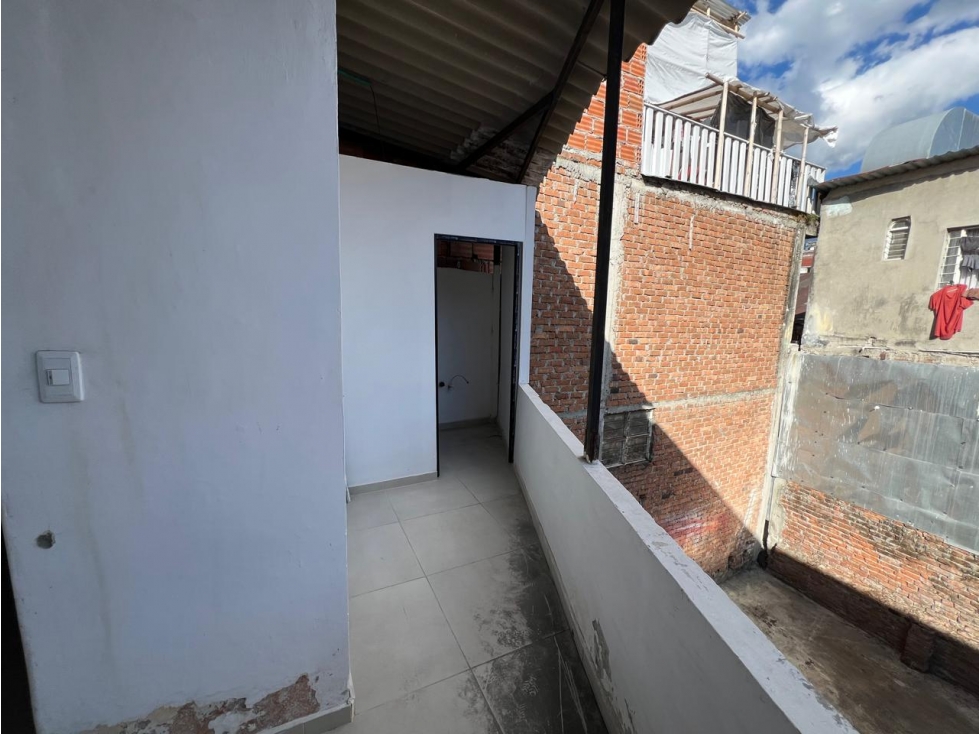 LOCAL EN EXCELENTE SECTOR COMERCIAL - 2