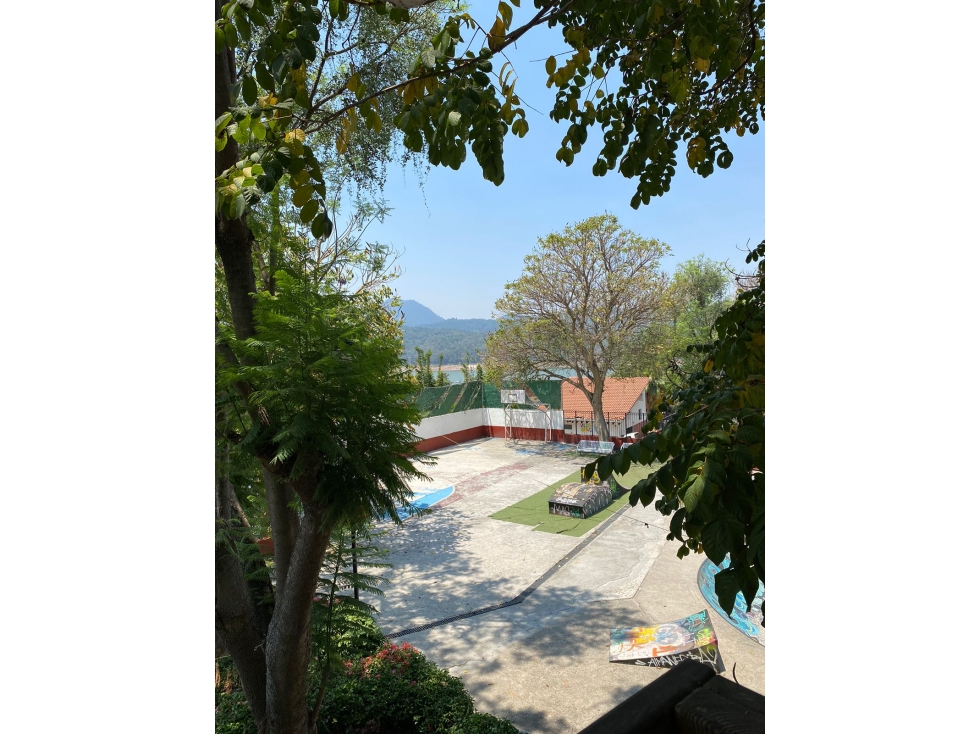 CASA EN VENTA, VALLE DE BRAVO EN CALLE PRINCIPAL M