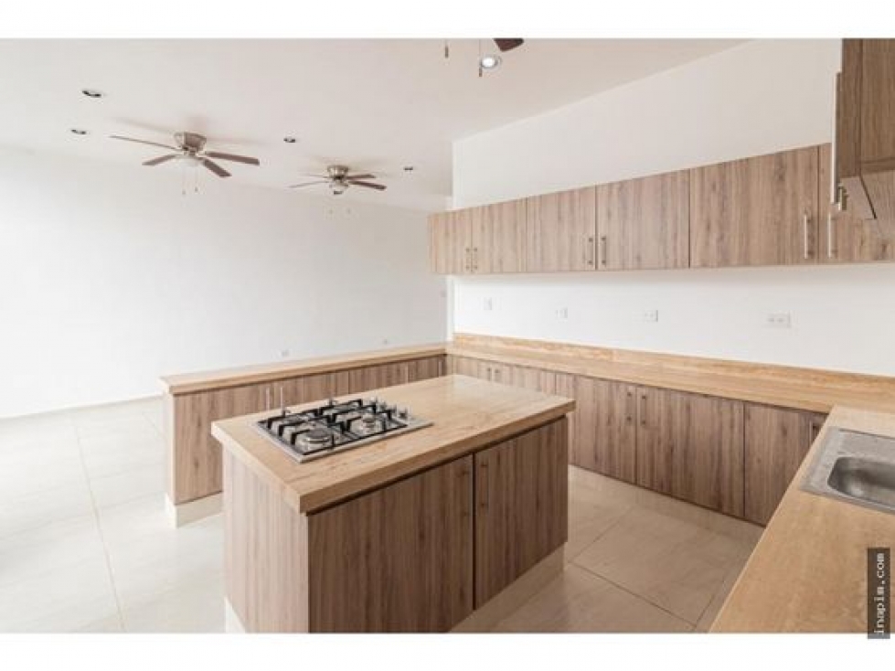 Venta Casa al norte de Mérida con recámara en PB semiamueblada