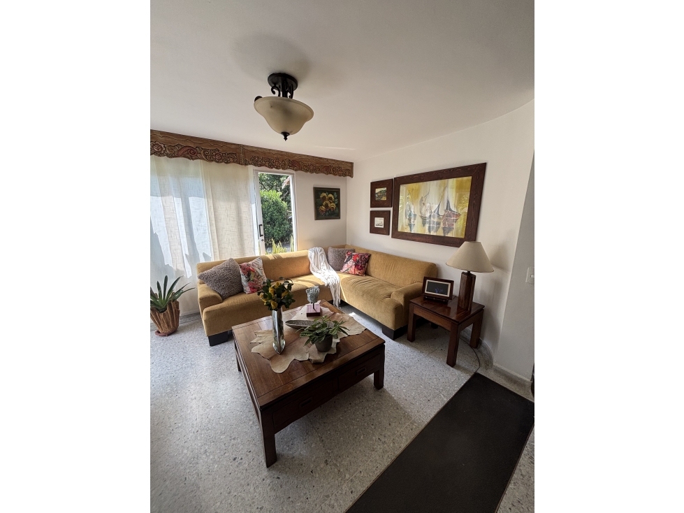 Casa en Altos de Cañaveralejo: lote, privacidad y potencial — foto 3
