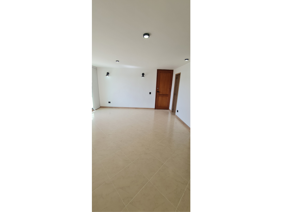 Bajo de precio apartamento remodelado en el tesoro — foto 2