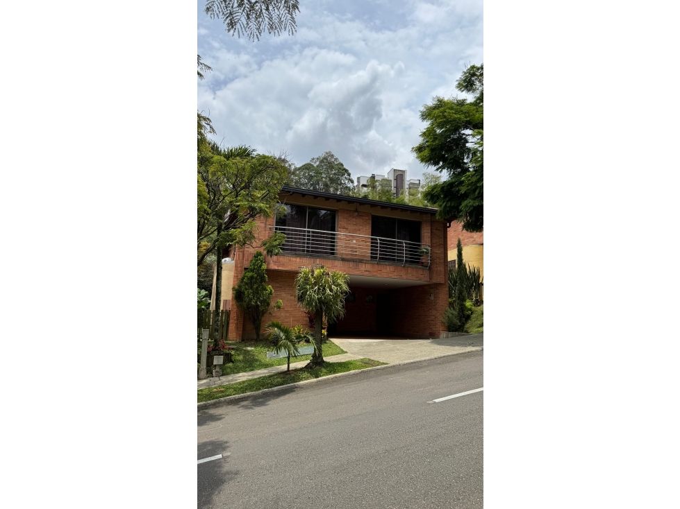Exclusiva Casa- Espacio, Comodidad y Ubicación Privilegiada