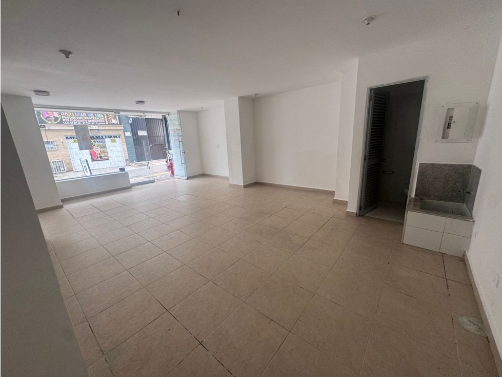 SE VENDE AMPLIO LOCAL EN ORQUIDEA REAL/CENTRO - 4