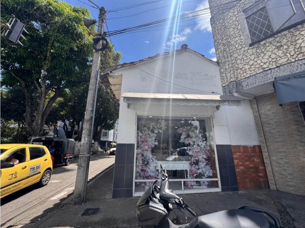 SE VENDE AMPLIA CASA EN EL CENTRO