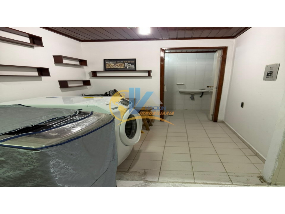 SE VENDE AMPLIO APARTAMENTO EN LOS PINOS — foto 2